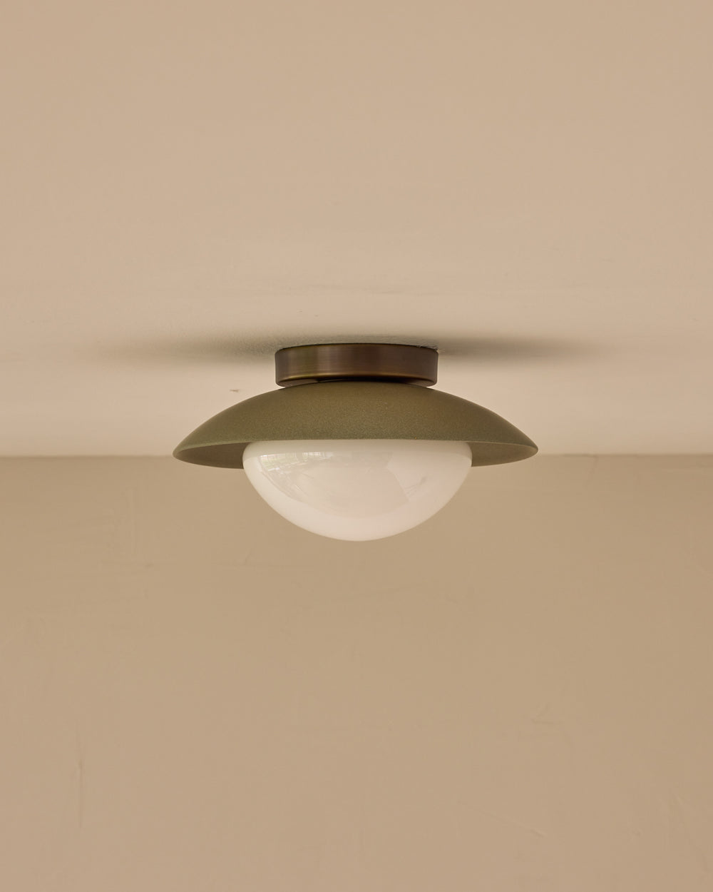 #shade-finish_olivine ceramic #metal-finish_antique brass