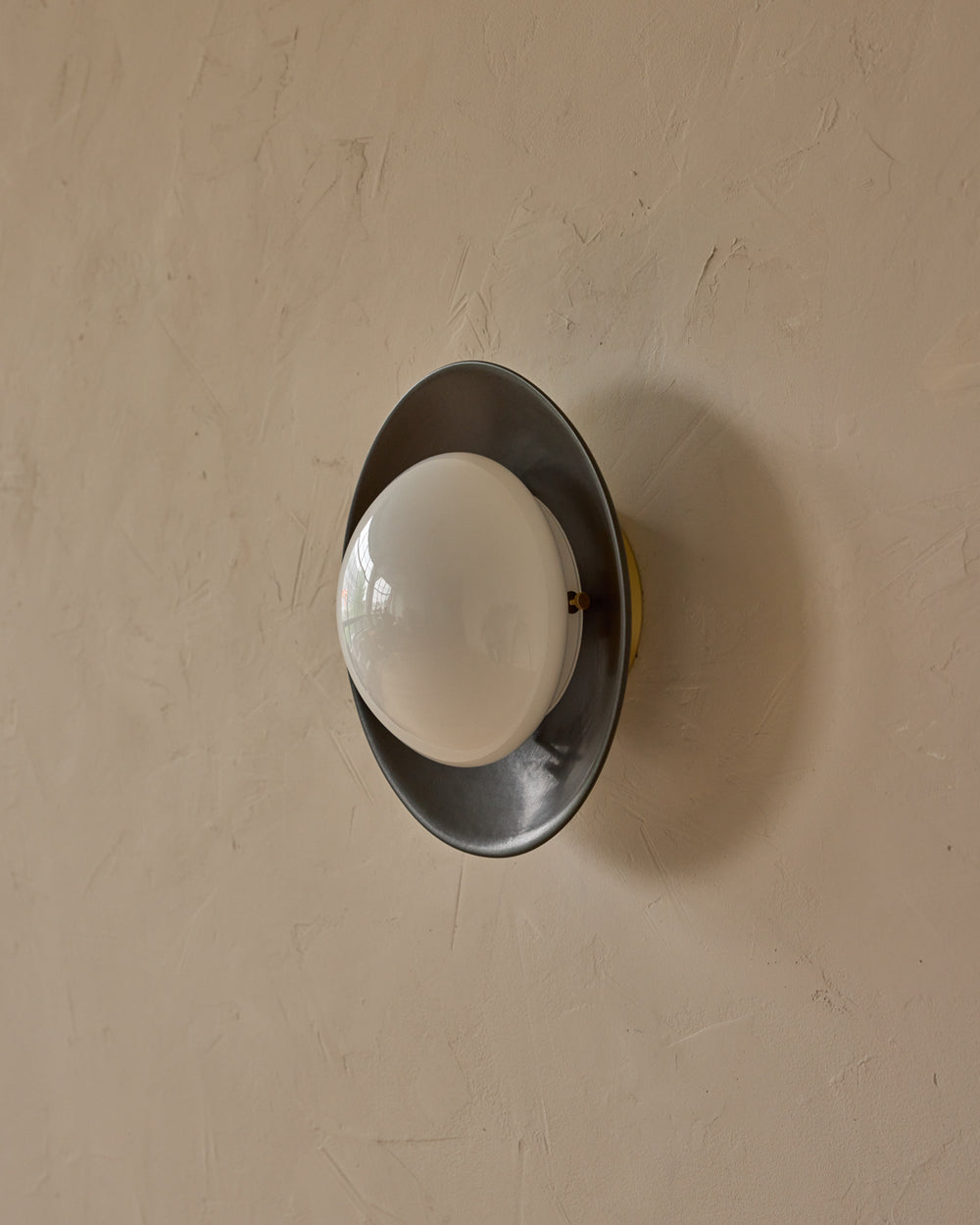 #shade-finish_almost black ceramic #metal-finish_satin brass