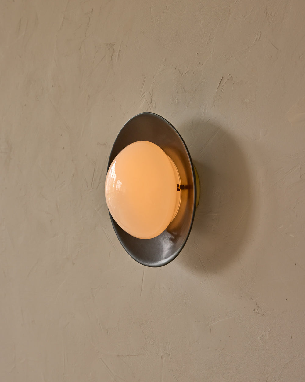 #shade-finish_almost black ceramic #metal-finish_satin brass