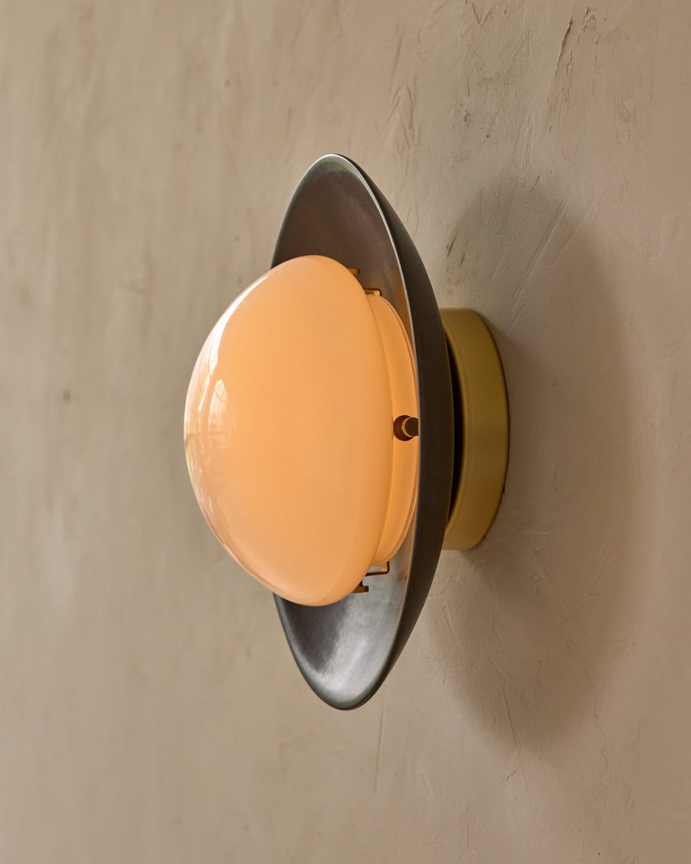 #shade-finish_almost black ceramic #metal-finish_satin brass