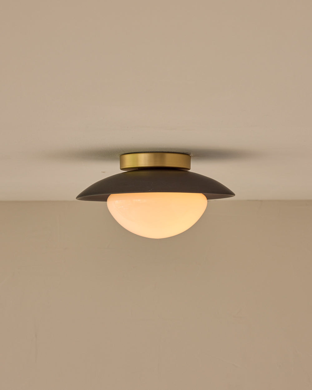 #shade-finish_almost black ceramic #metal-finish_satin brass
