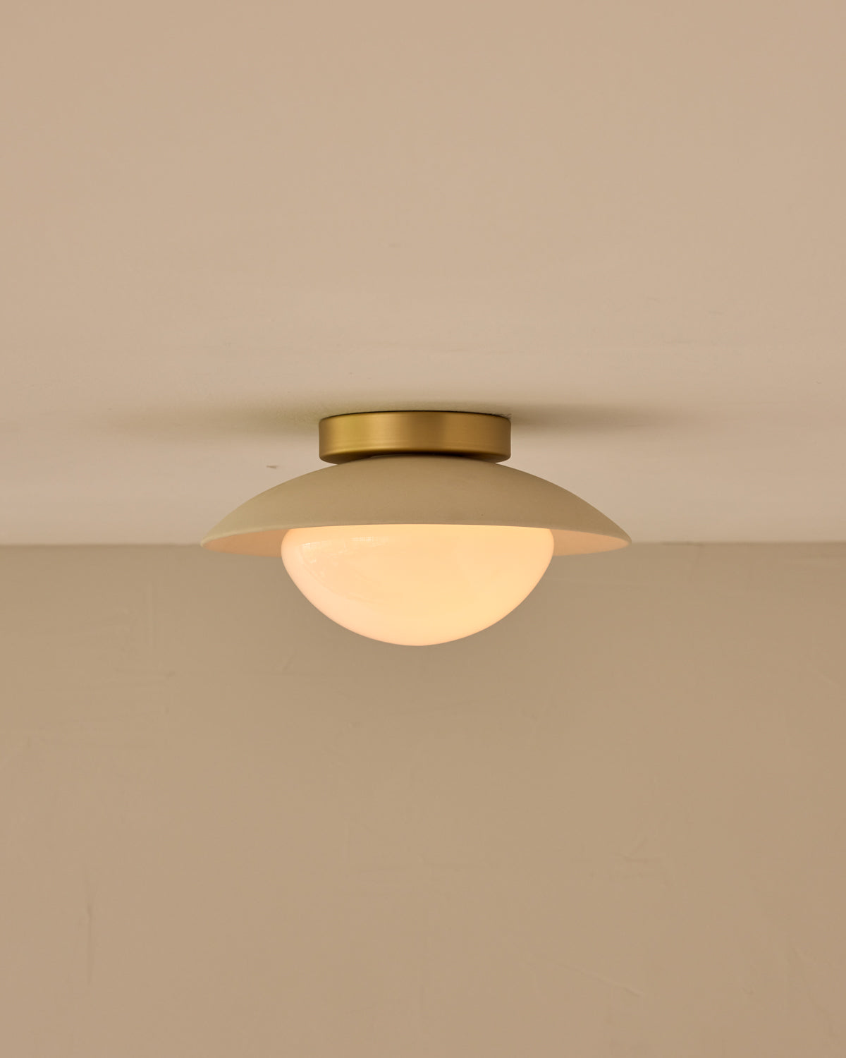 #shade-finish_biscuit ceramic #metal-finish_satin brass