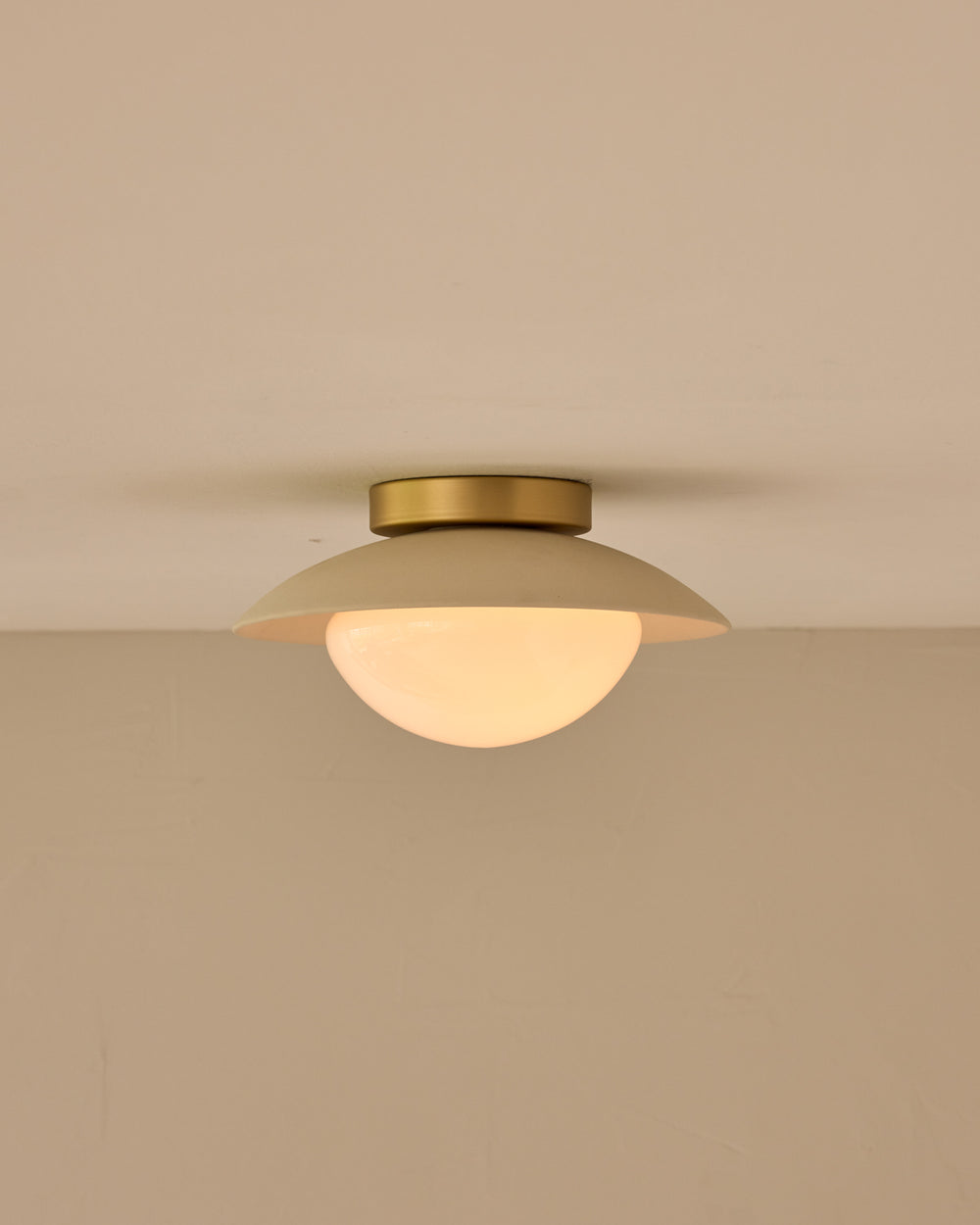 #shade-finish_biscuit ceramic #metal-finish_satin brass