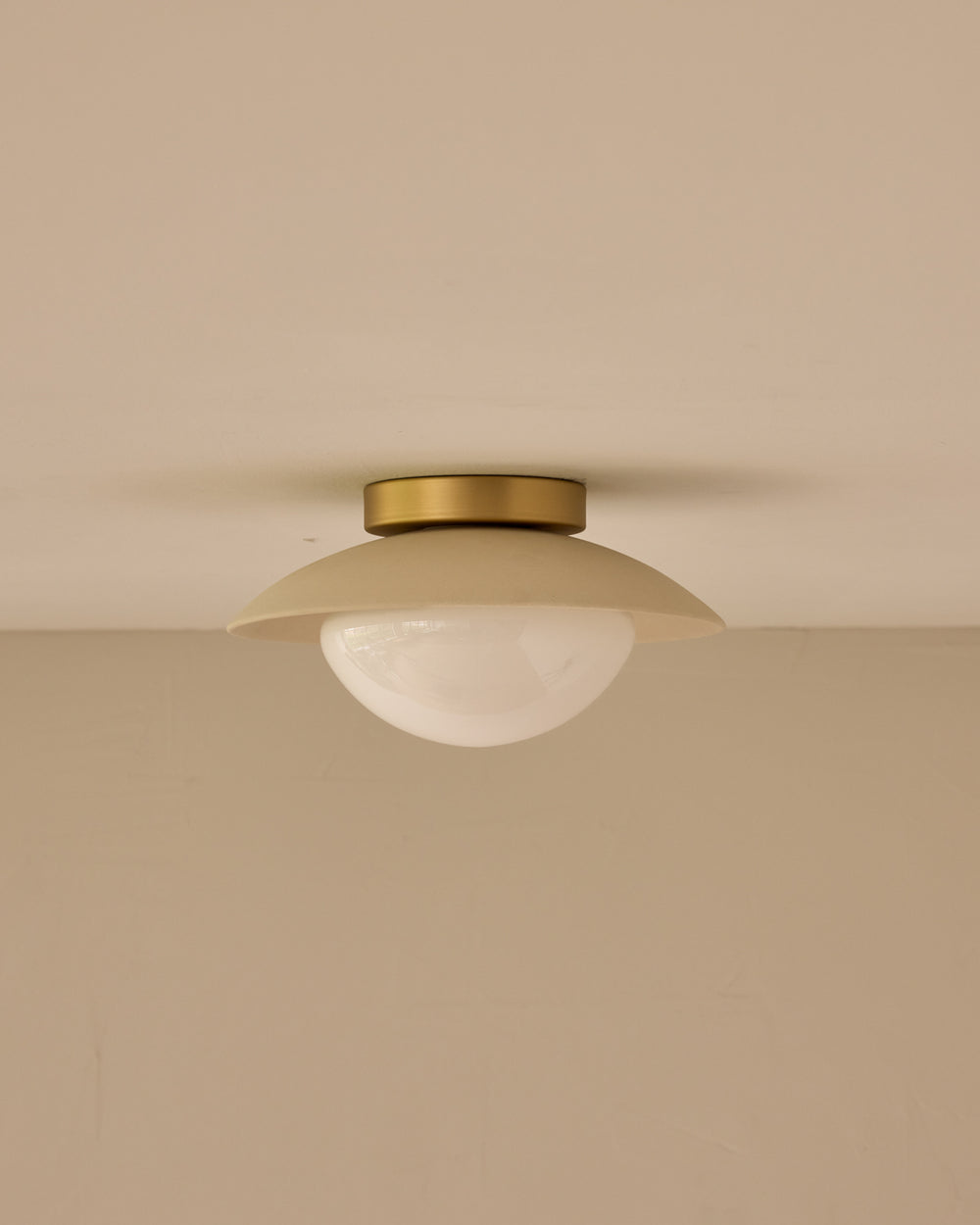 #shade-finish_biscuit ceramic #metal-finish_satin brass
