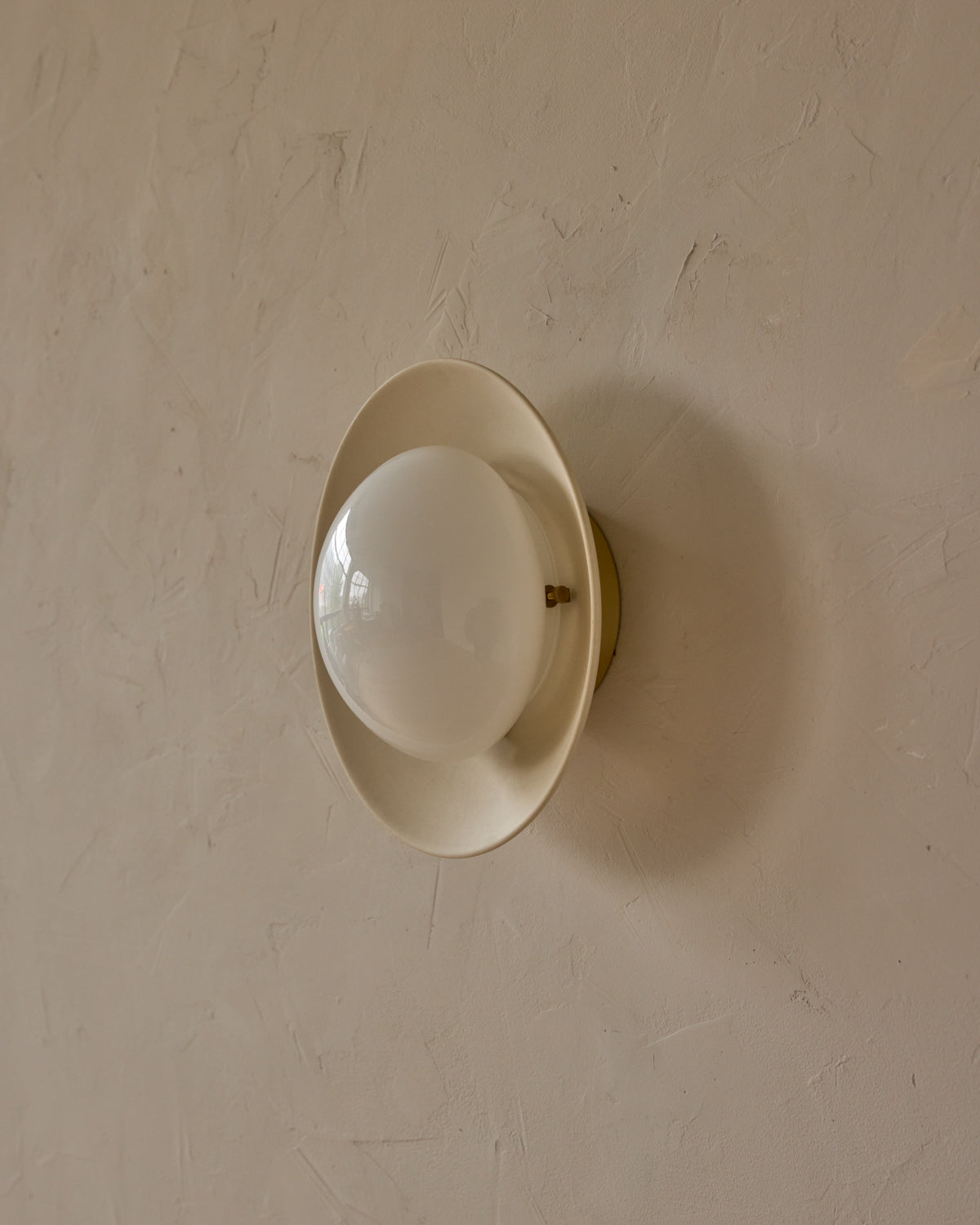 #shade-finish_biscuit ceramic #metal-finish_satin brass