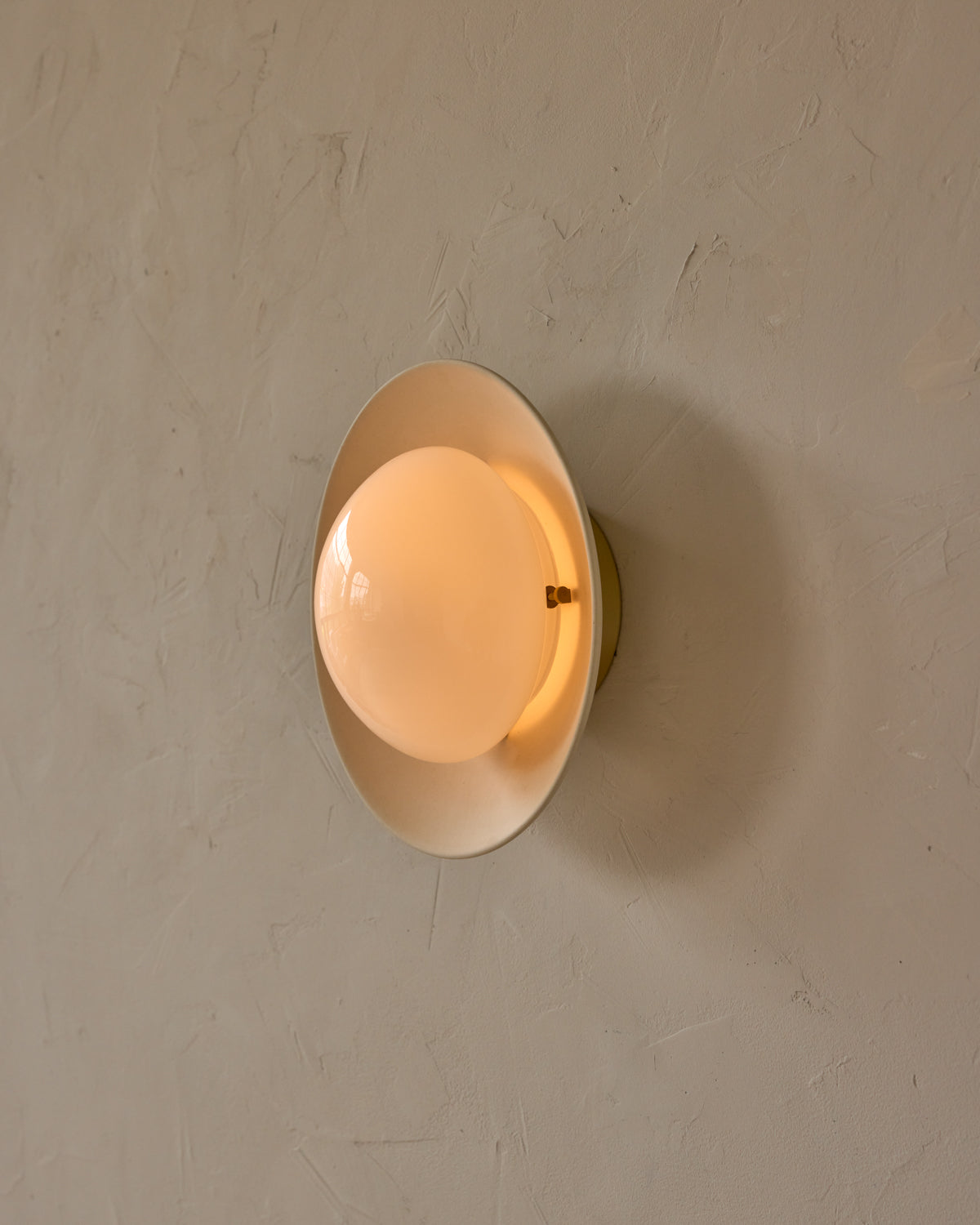 #shade-finish_biscuit ceramic #metal-finish_satin brass