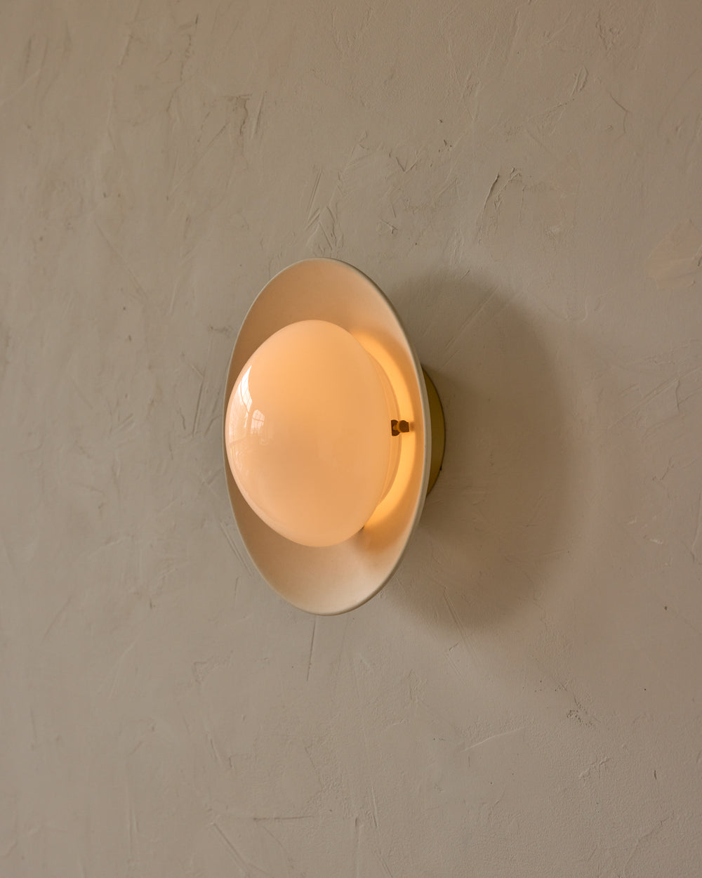 #shade-finish_biscuit ceramic #metal-finish_satin brass