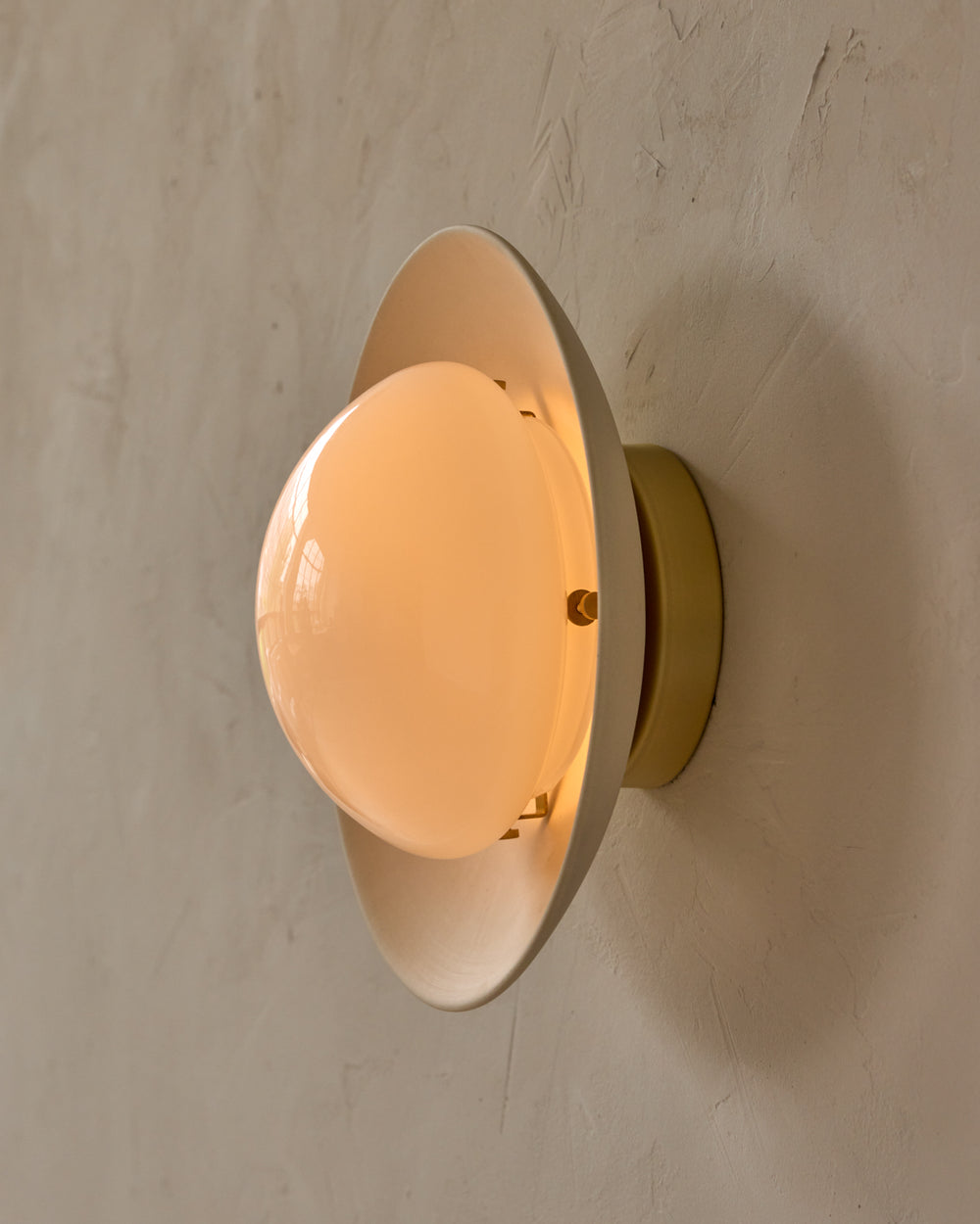 #shade-finish_biscuit ceramic #metal-finish_satin brass