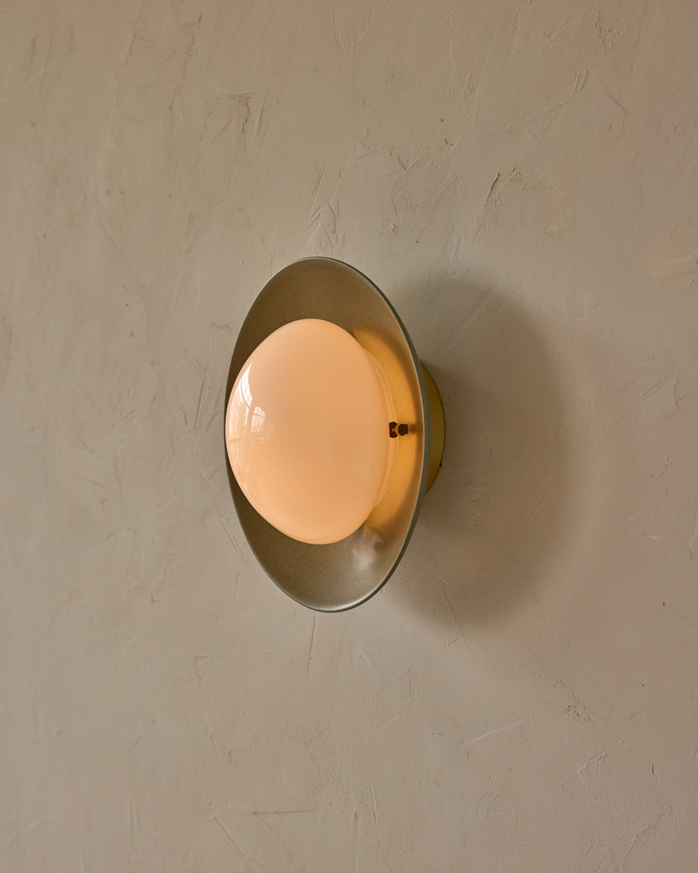 #shade-finish_olivine ceramic #metal-finish_satin brass