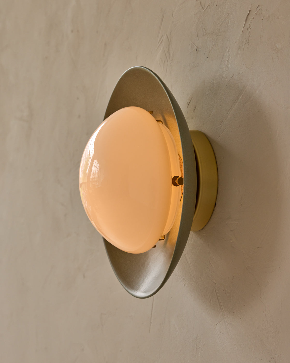 #shade-finish_olivine ceramic #metal-finish_satin brass