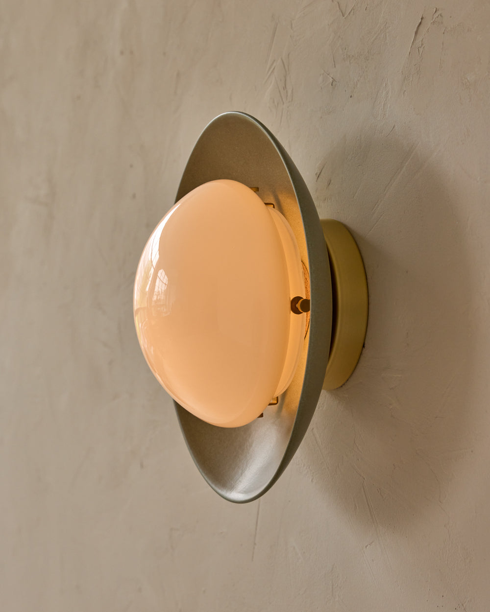 #shade-finish_olivine ceramic #metal-finish_satin brass