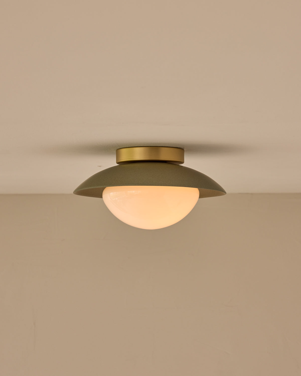#shade-finish_olivine ceramic #metal-finish_satin brass