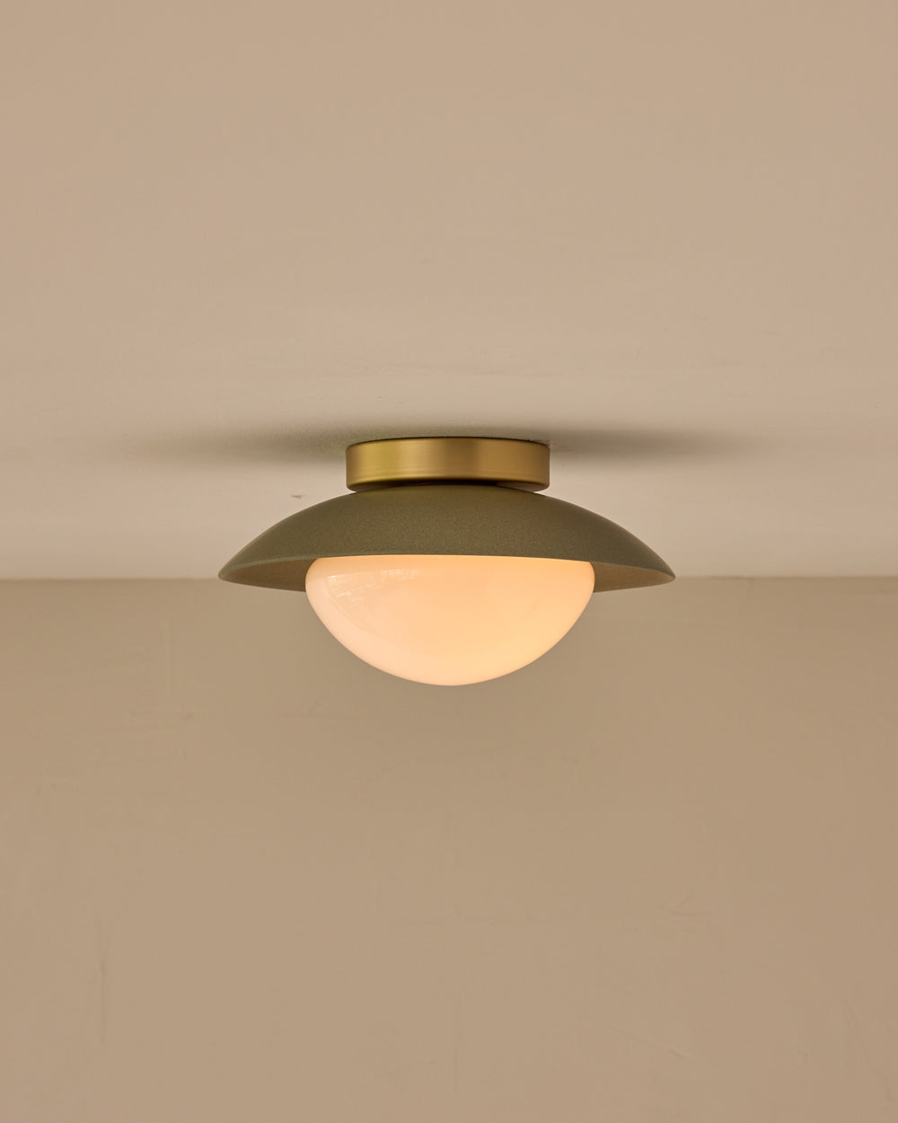 #shade-finish_olivine ceramic #metal-finish_satin brass