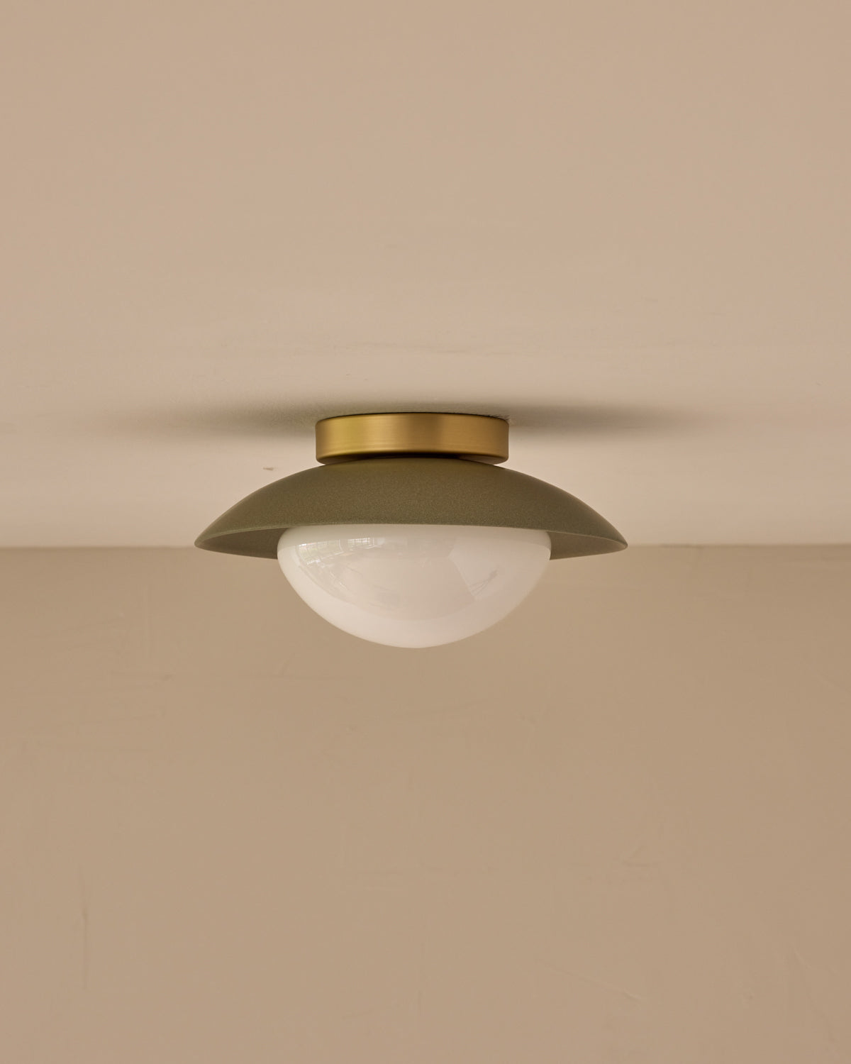 #shade-finish_olivine ceramic #metal-finish_satin brass