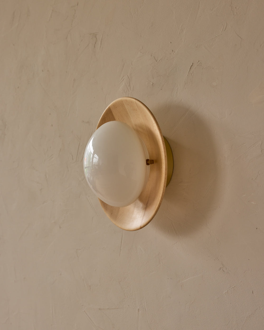 #shade-finish_natural maple #metal-finish_satin brass