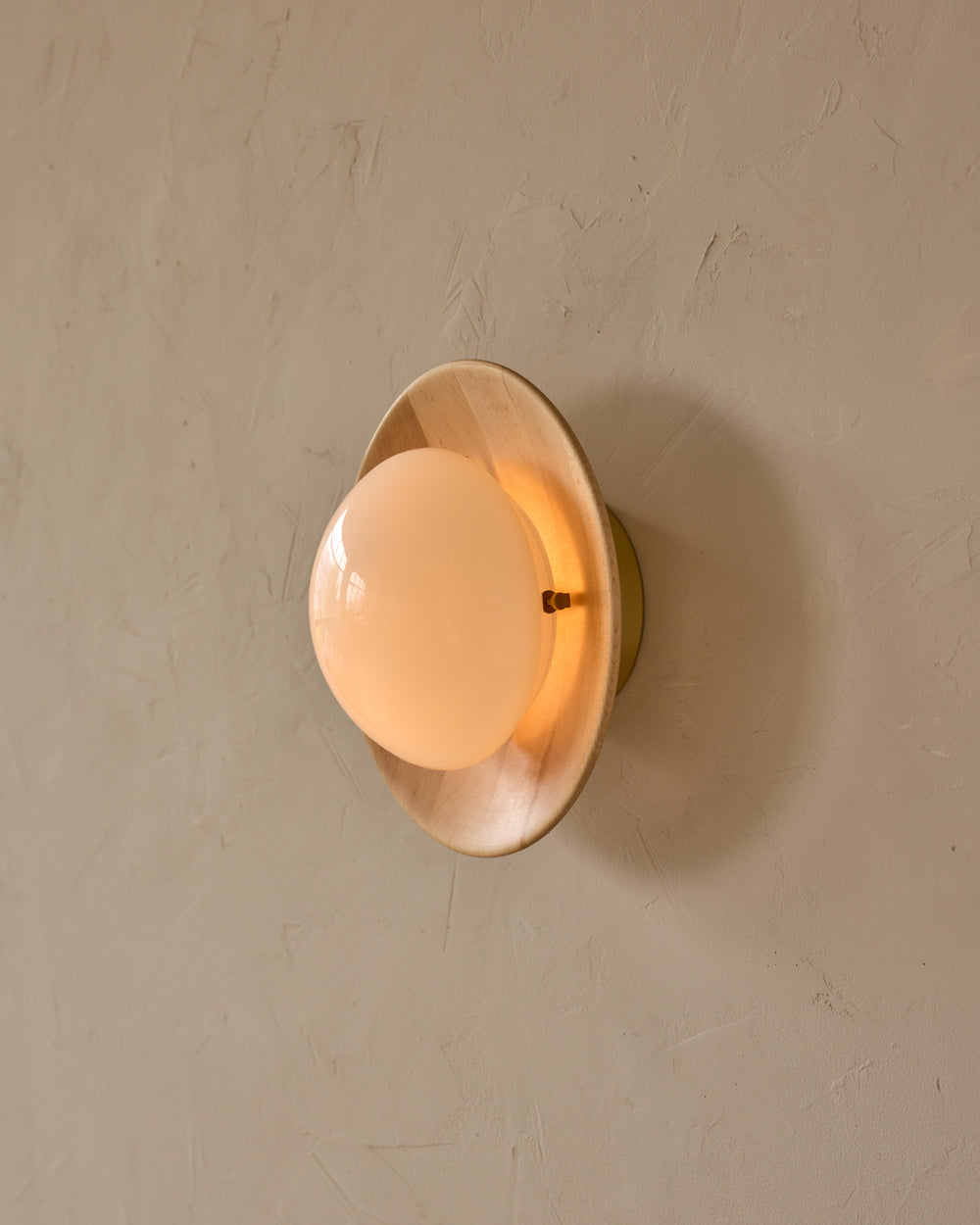 #shade-finish_natural maple #metal-finish_satin brass