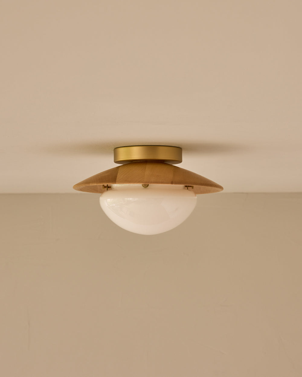 #shade-finish_natural maple #metal-finish_satin brass