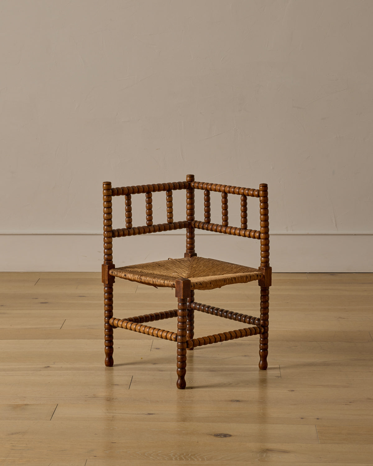 Corner Rounded Bobbin Chair