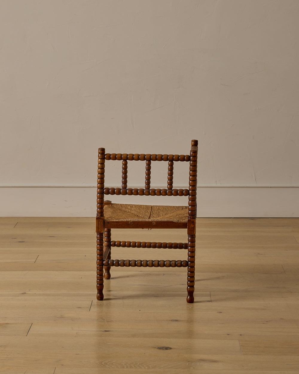 Corner Rounded Bobbin Chair
