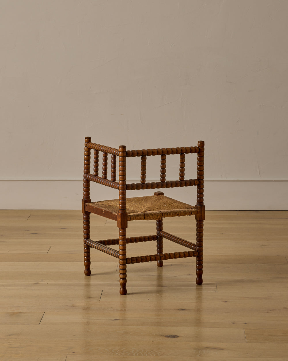 Corner Rounded Bobbin Chair