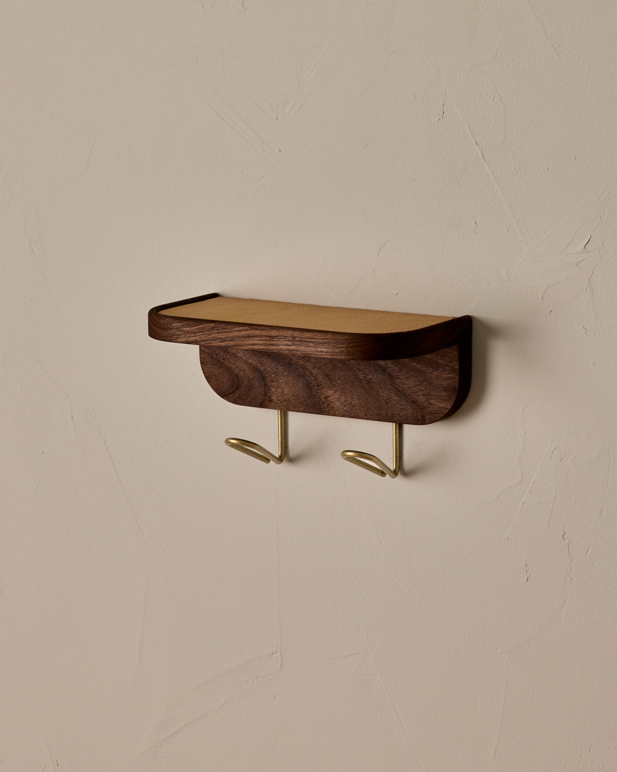 #size_small #leather-finish_natural #wood-finish_black walnut