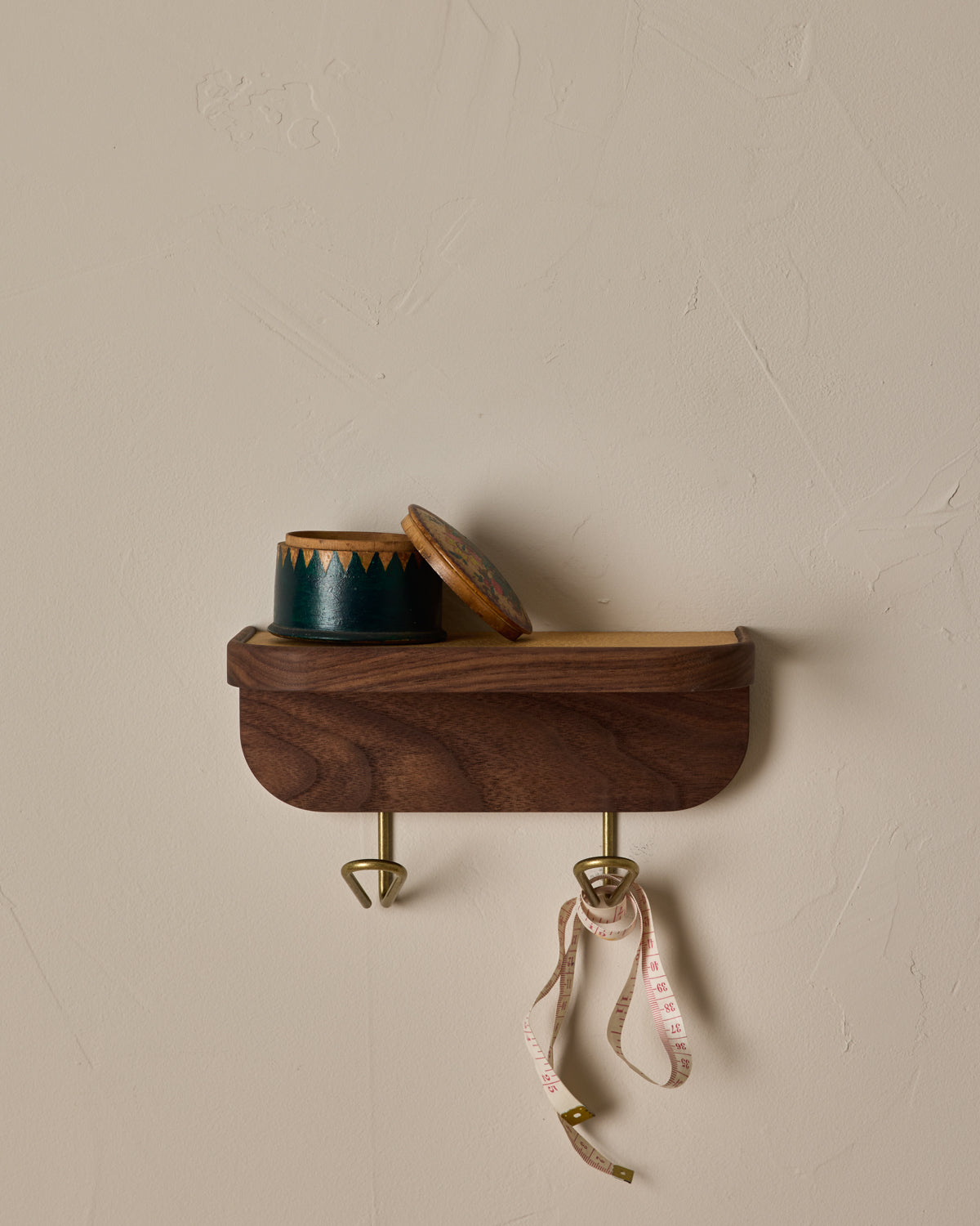#size_small #leather-finish_natural #wood-finish_black walnut