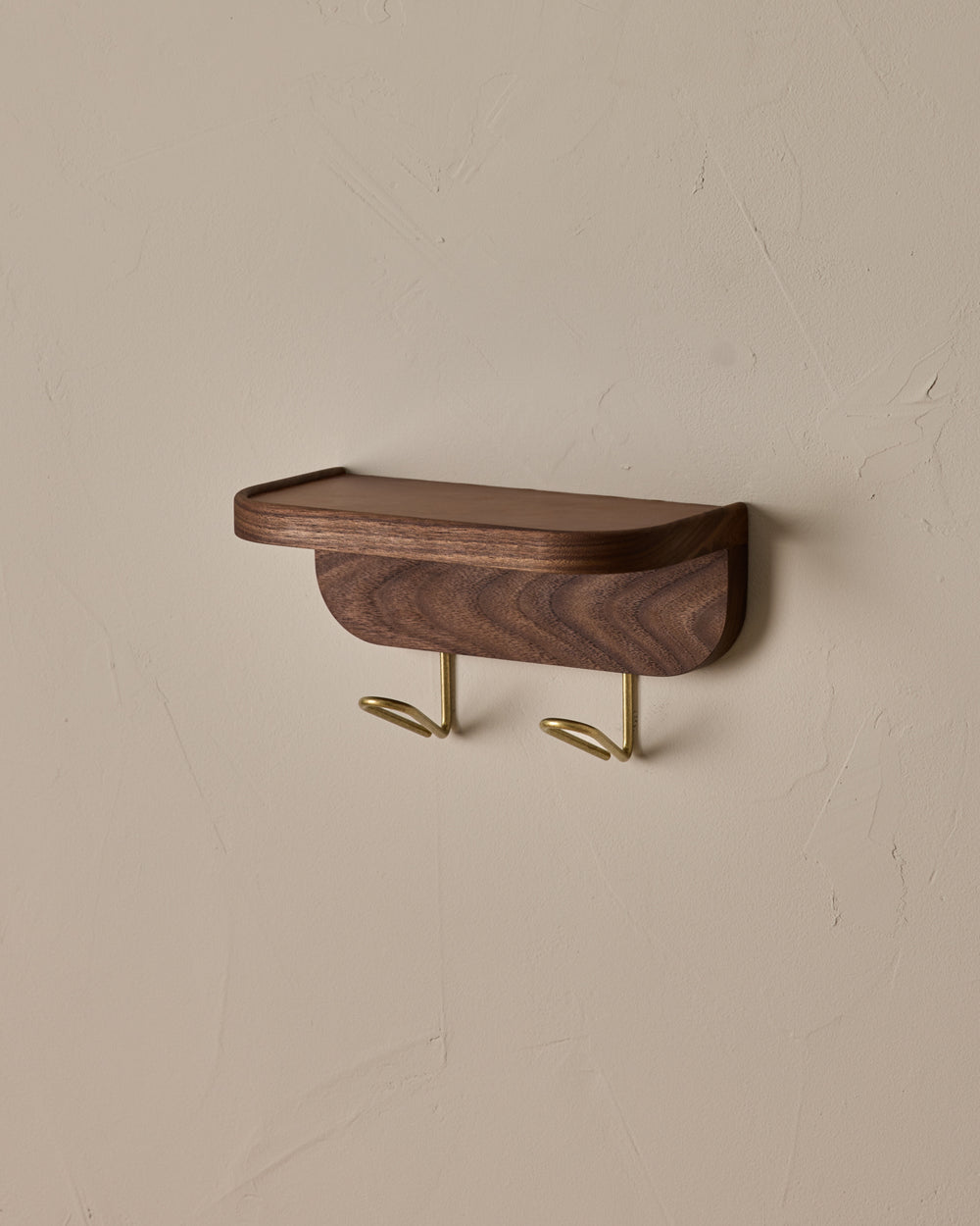 #size_small #leather-finish_cognac #wood-finish_black walnut