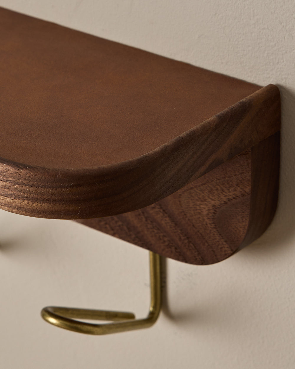  #leather-finish_cognac #wood-finish_black walnut