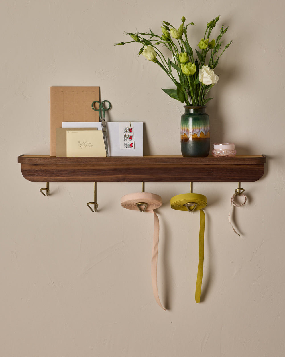 #size_large #leather-finish_natural #wood-finish_black walnut