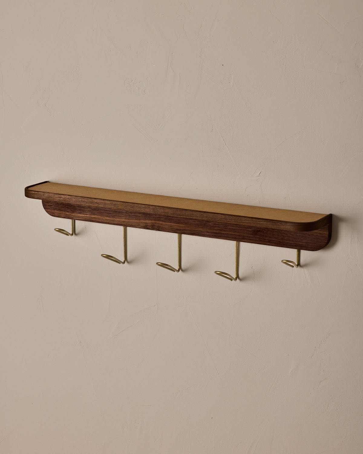 #size_large #leather-finish_natural #wood-finish_black walnut