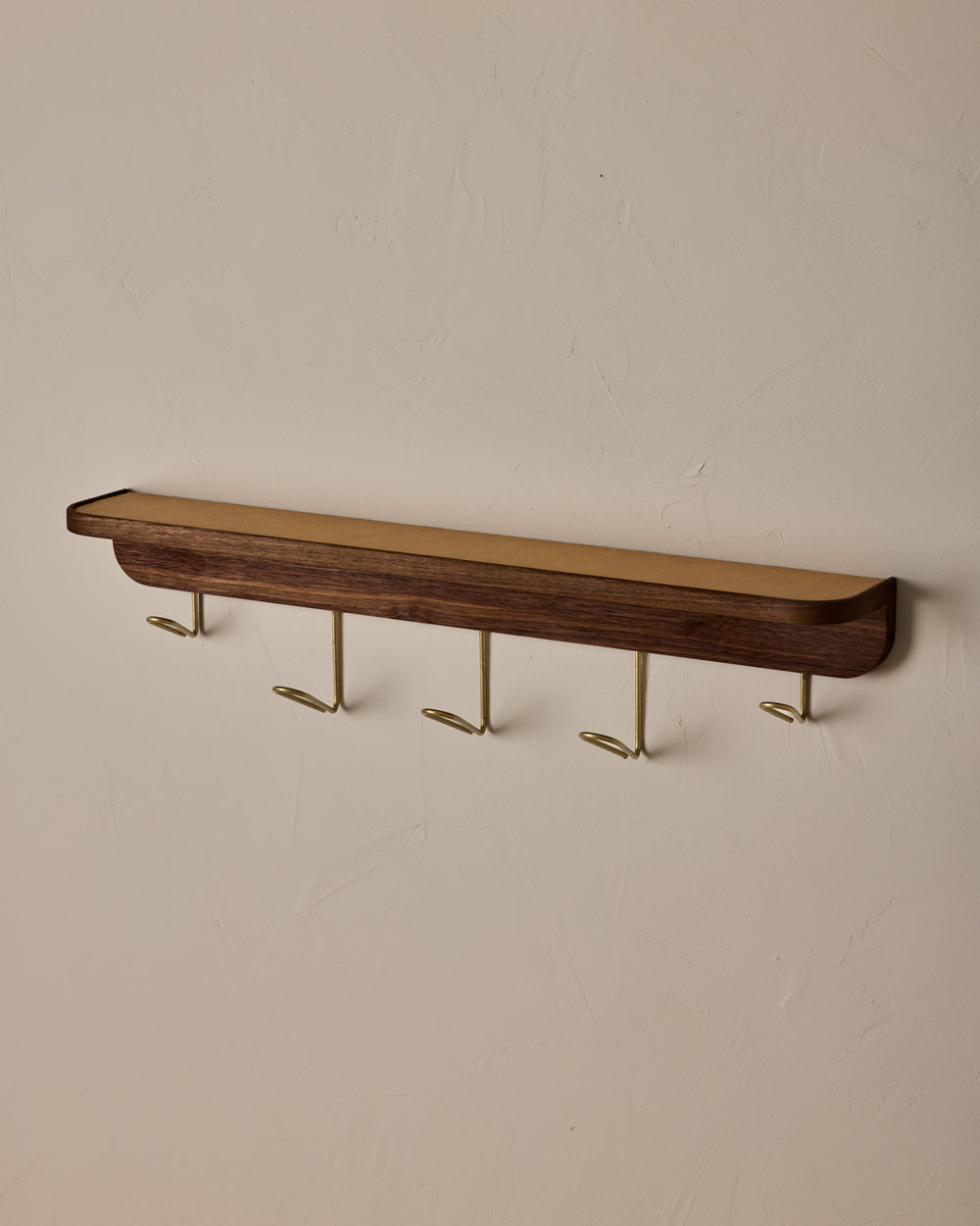 #size_large #leather-finish_natural #wood-finish_black walnut