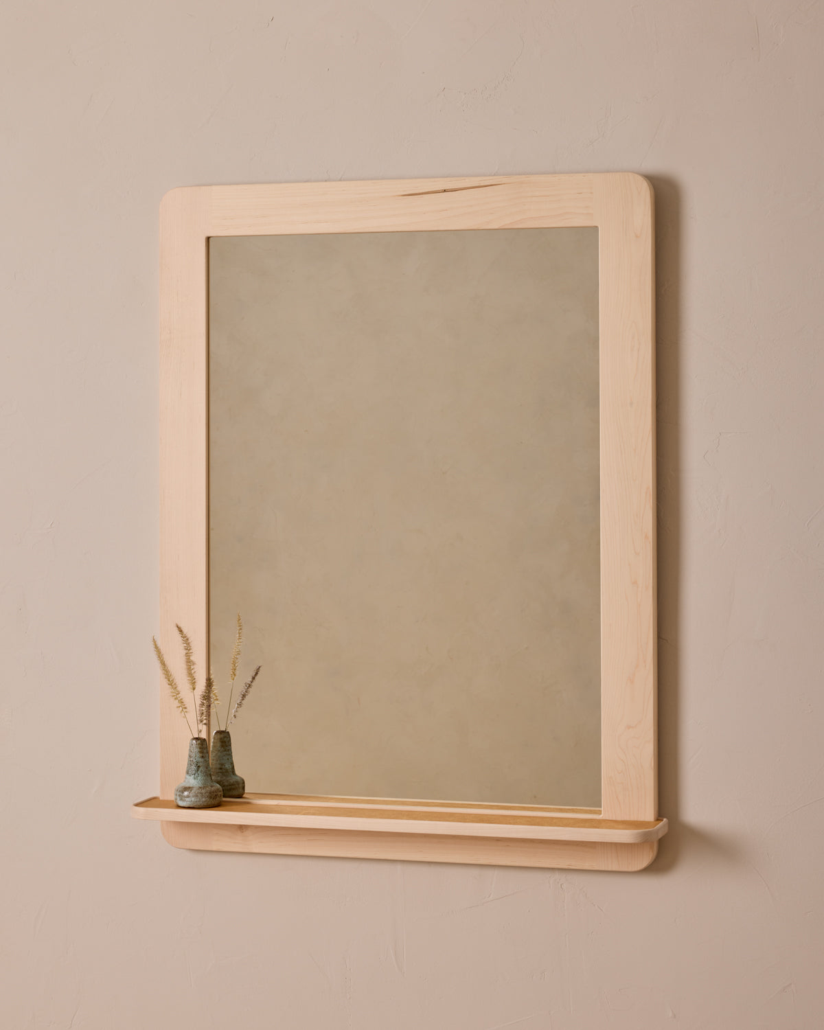 #size_large #wood-finish_clear maple #leather-finish_natural