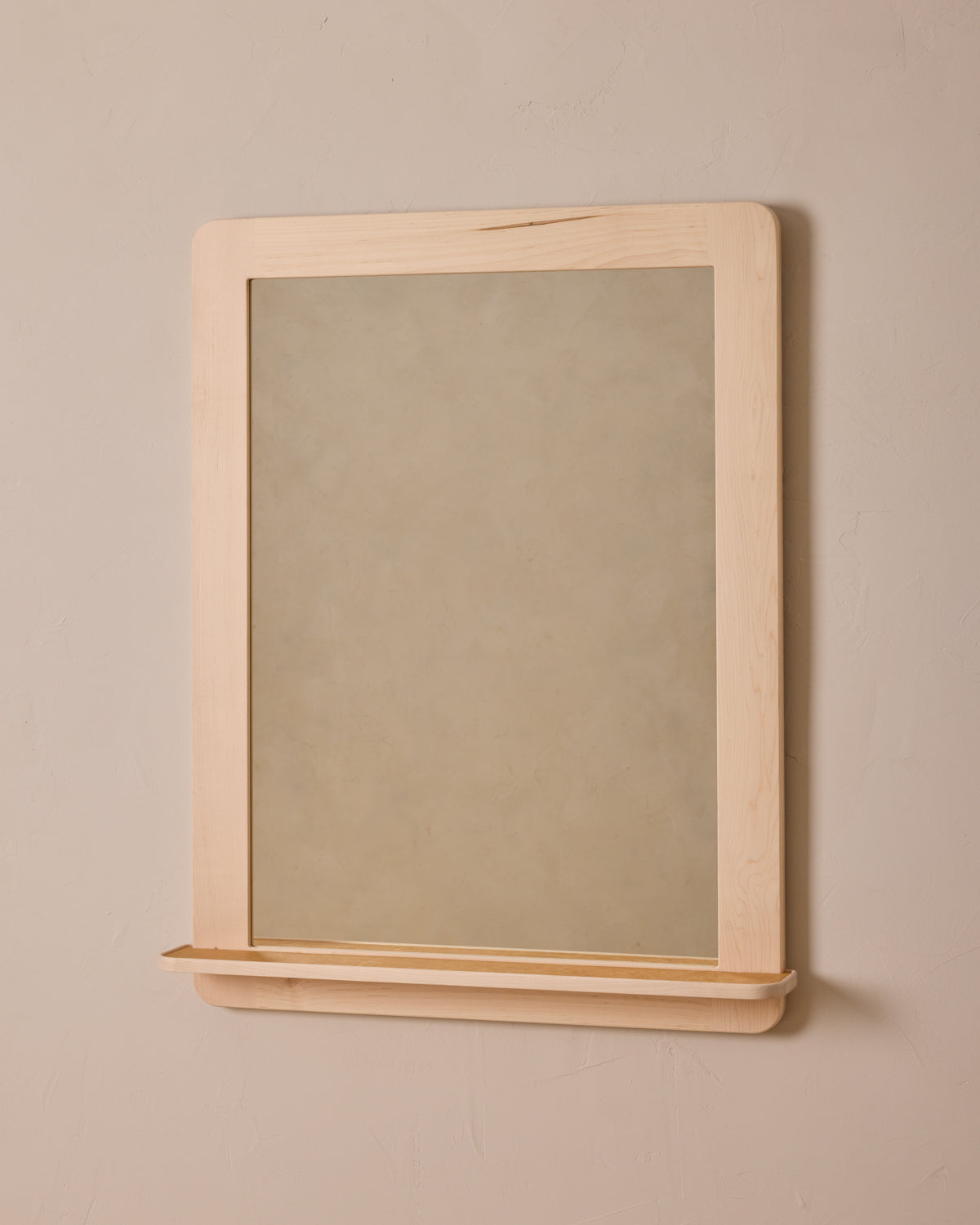 #size_large #wood-finish_clear maple #leather-finish_natural
