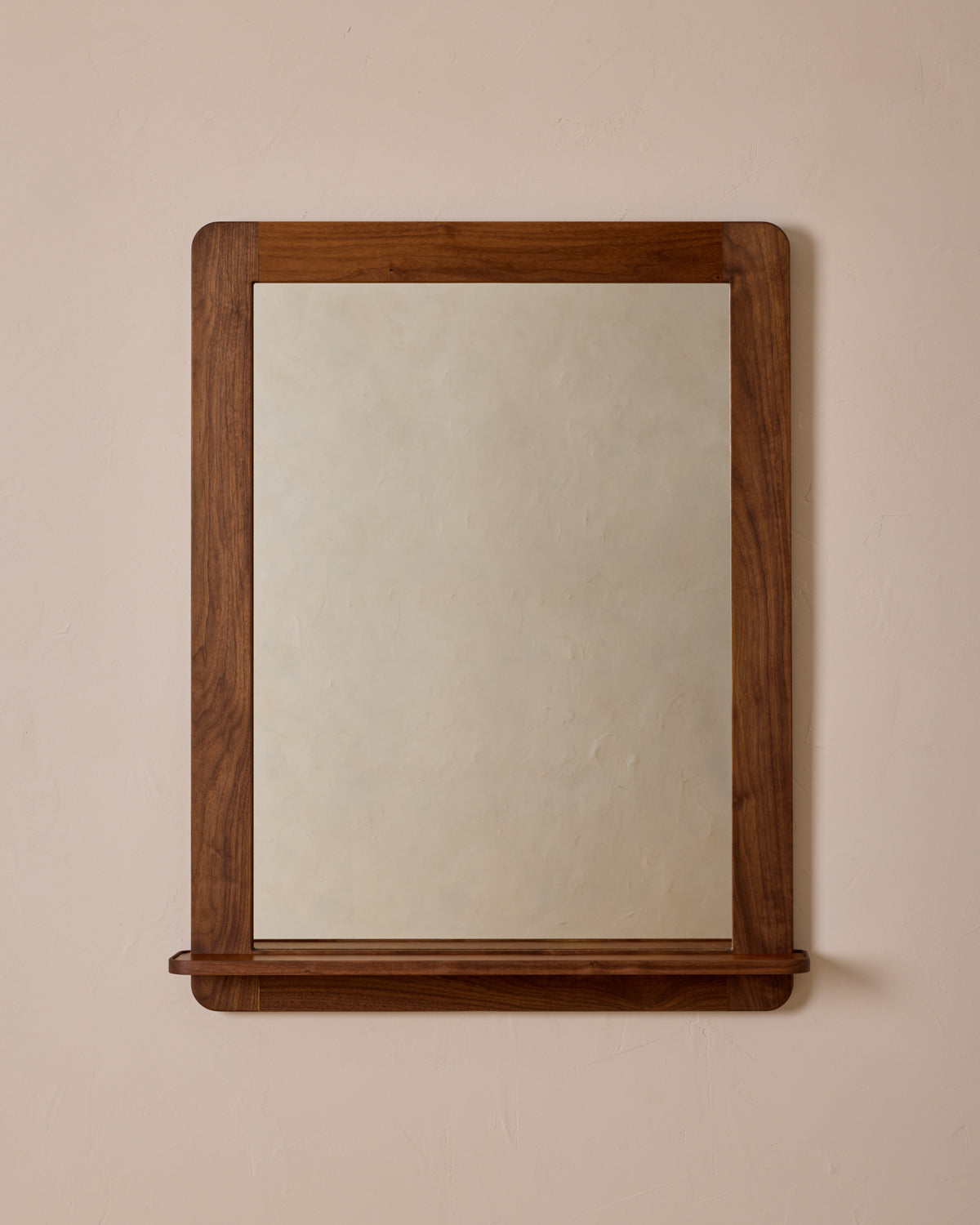 #size_large #wood-finish_black walnut #leather-finish_cognac