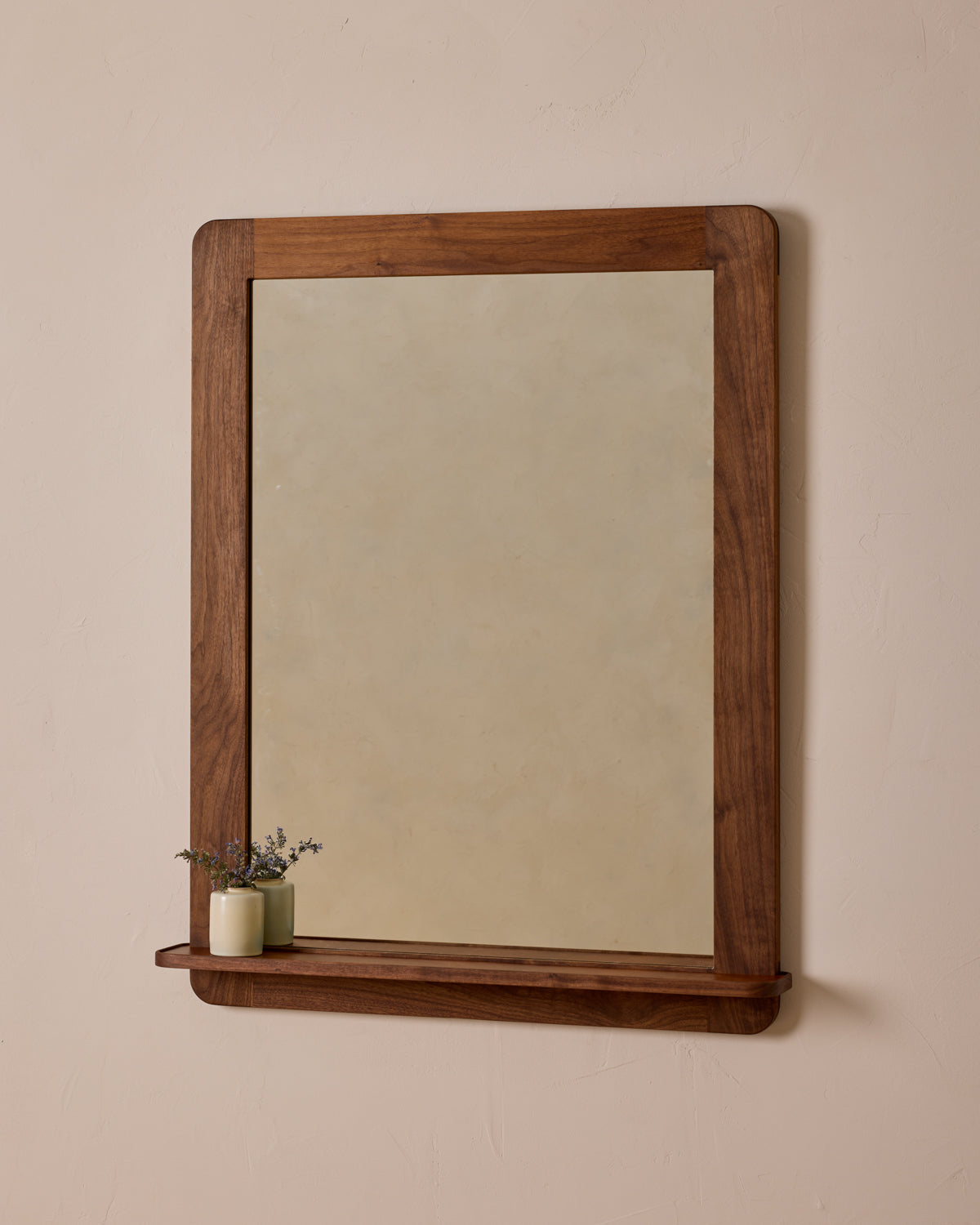 #size_large #wood-finish_black walnut #leather-finish_cognac