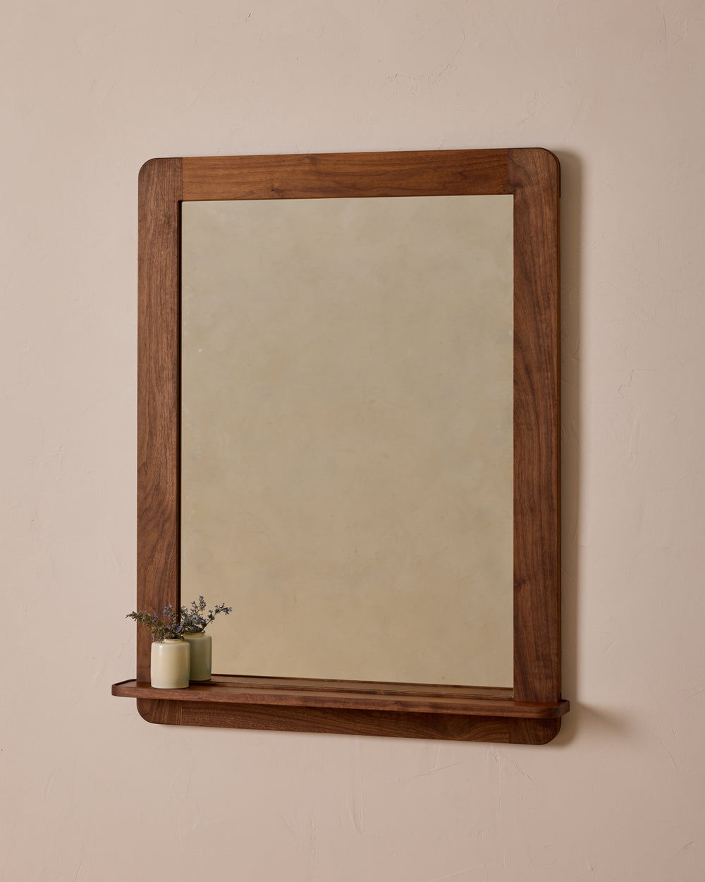 #size_large #wood-finish_black walnut #leather-finish_cognac