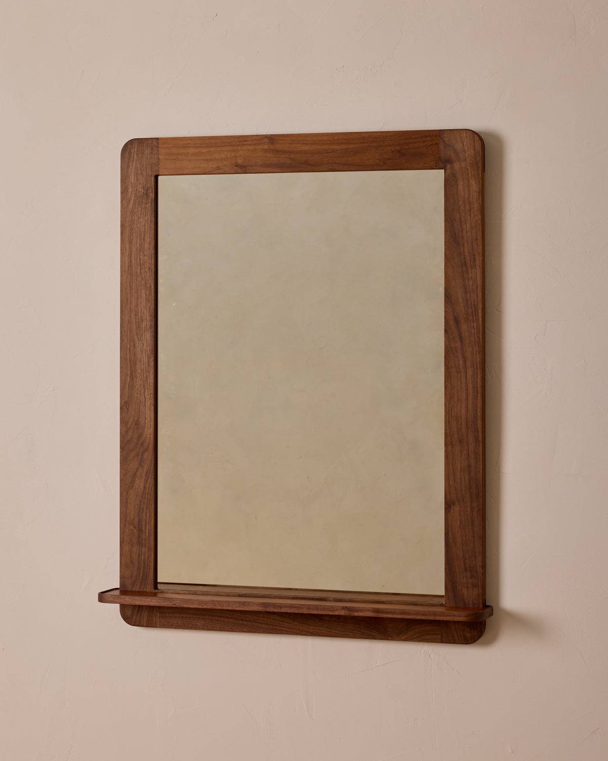 #size_large #wood-finish_black walnut #leather-finish_cognac