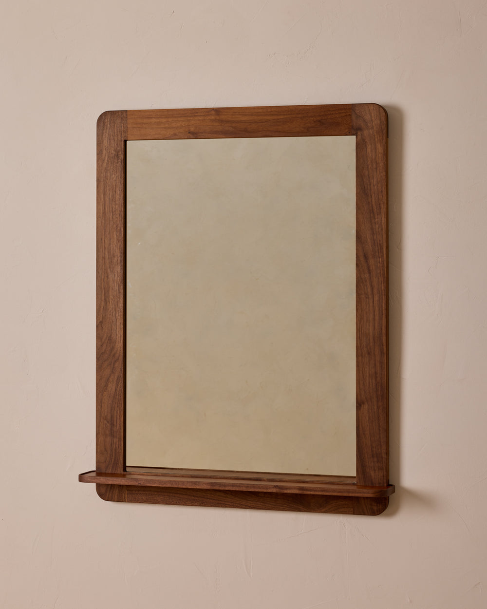 #size_large #wood-finish_black walnut #leather-finish_cognac