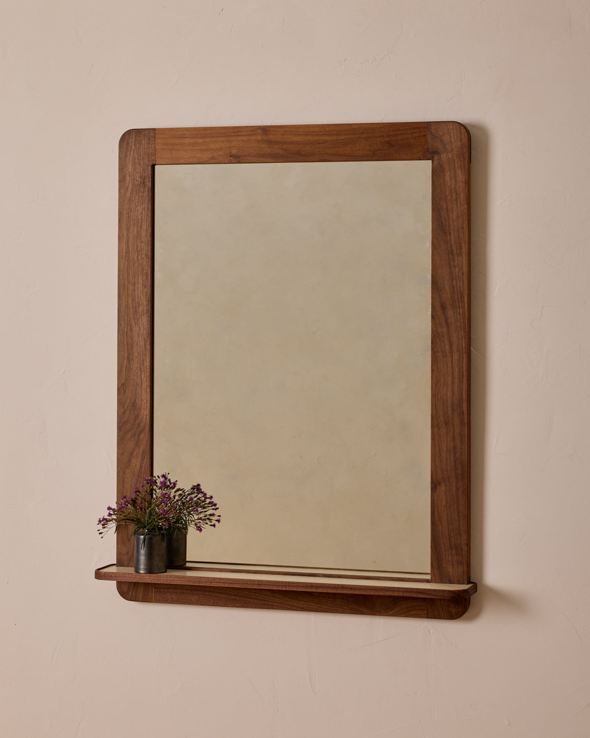 #size_large #wood-finish_black walnut #leather-finish_eggshell