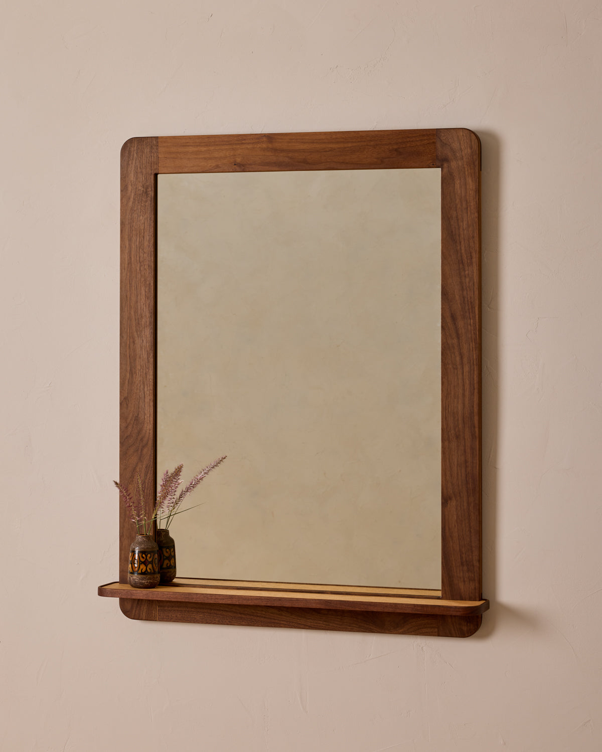 #size_large #wood-finish_black walnut #leather-finish_natural