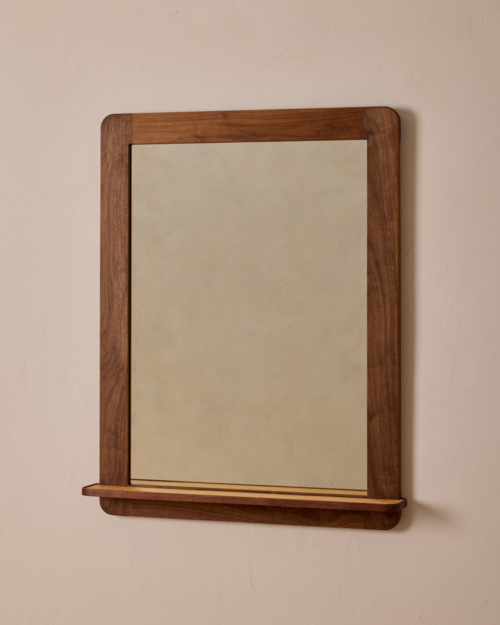 #size_large #wood-finish_black walnut #leather-finish_natural