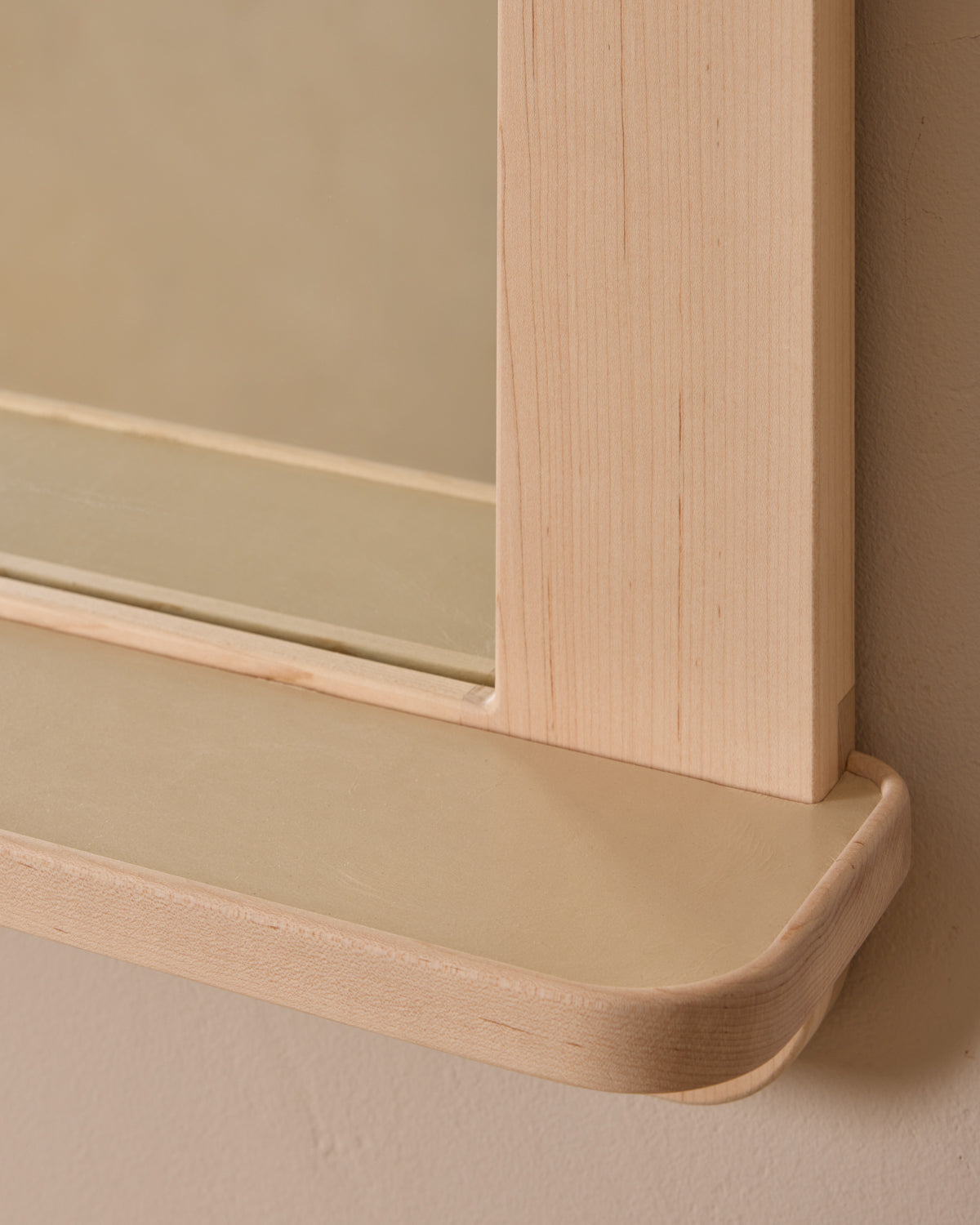 #wood-finish_clear maple #leather-finish_eggshell