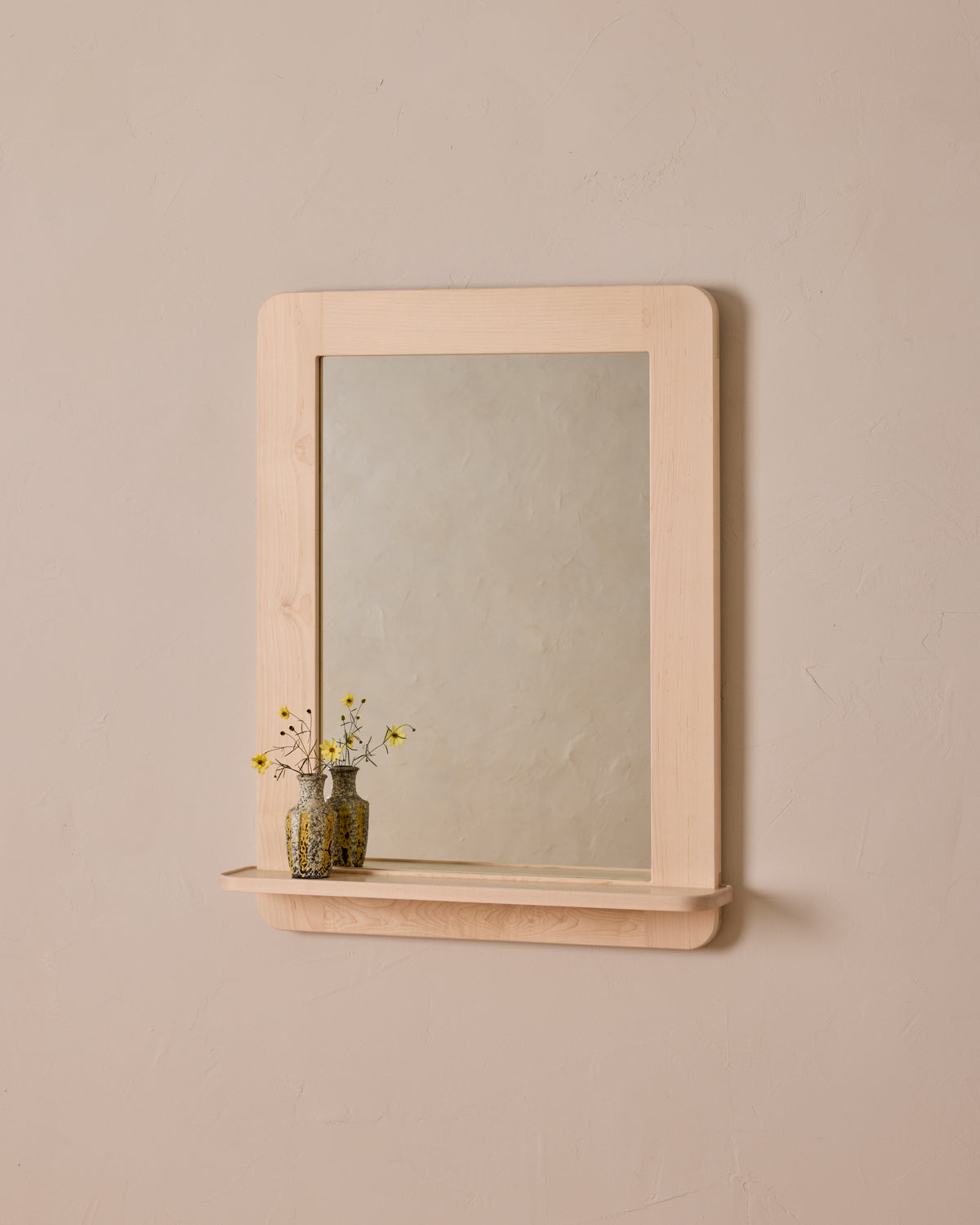 #size_medium #wood-finish_clear maple #leather-finish_eggshell