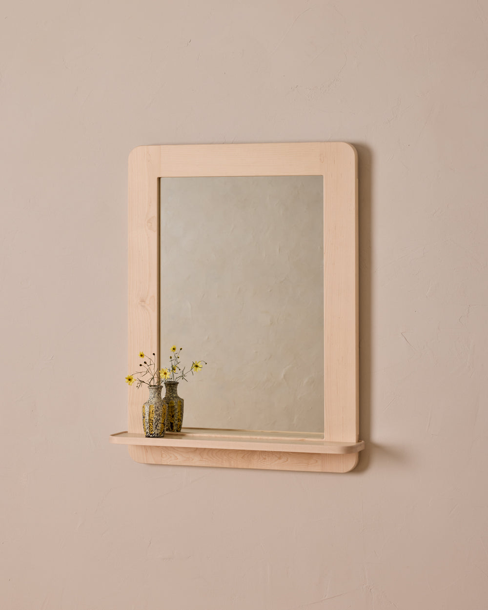 #size_medium #wood-finish_clear maple #leather-finish_eggshell