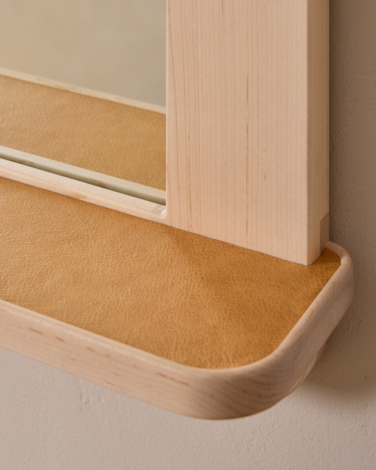 #wood-finish_clear maple #leather-finish_natural