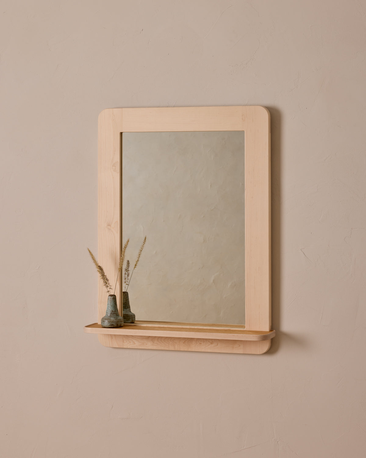 #size_medium #wood-finish_clear maple #leather-finish_natural
