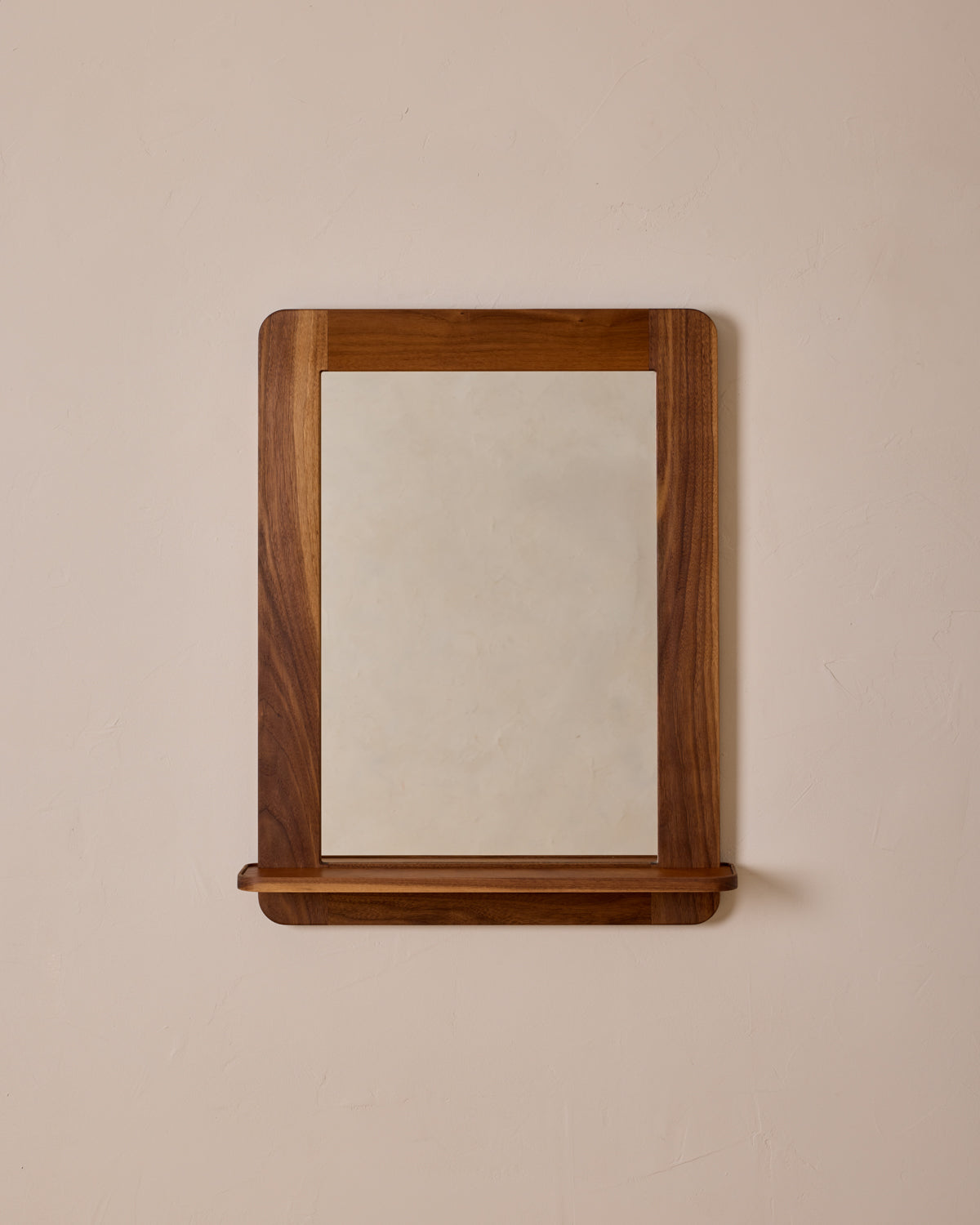 #size_medium #wood-finish_black walnut #leather-finish_cognac