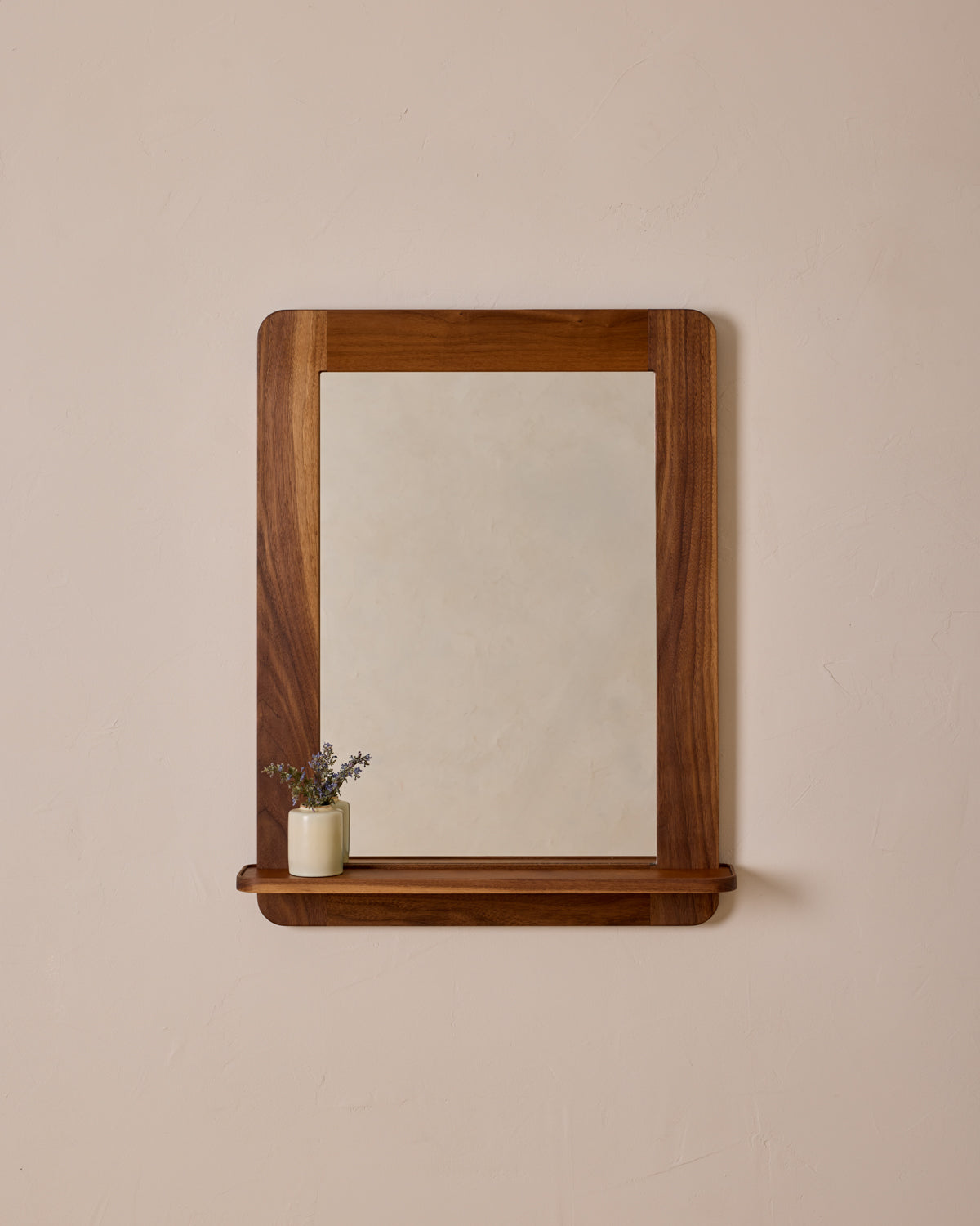 #size_medium #wood-finish_black walnut #leather-finish_cognac