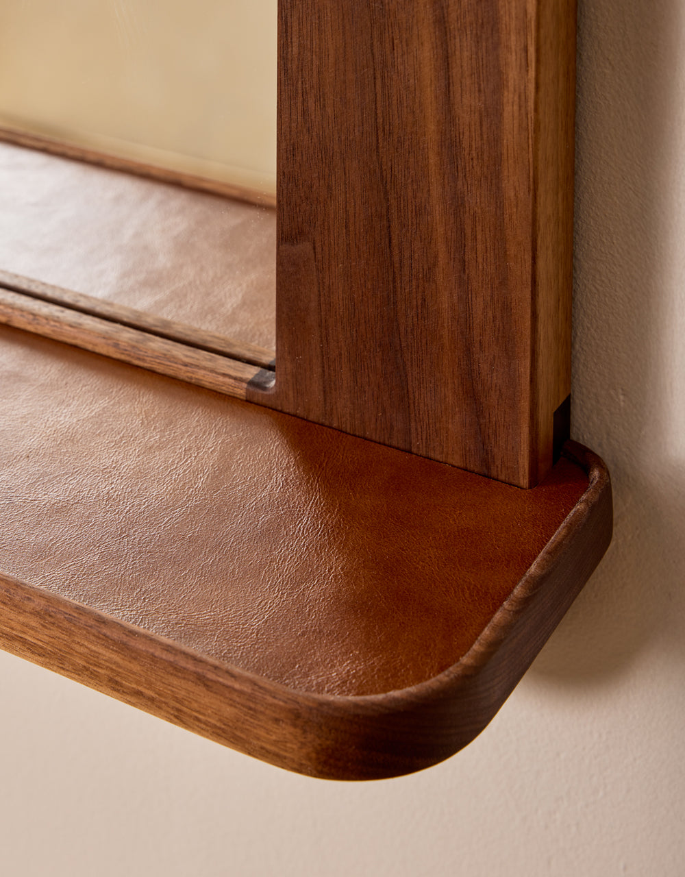 #wood-finish_black walnut #leather-finish_cognac
