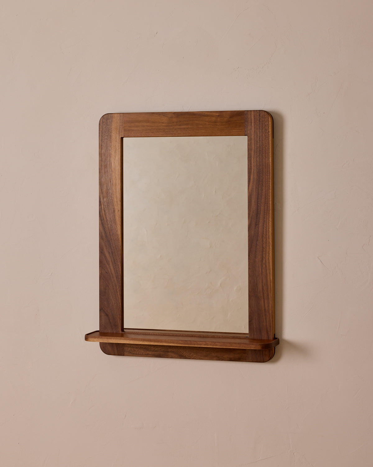 #size_medium #wood-finish_black walnut #leather-finish_cognac